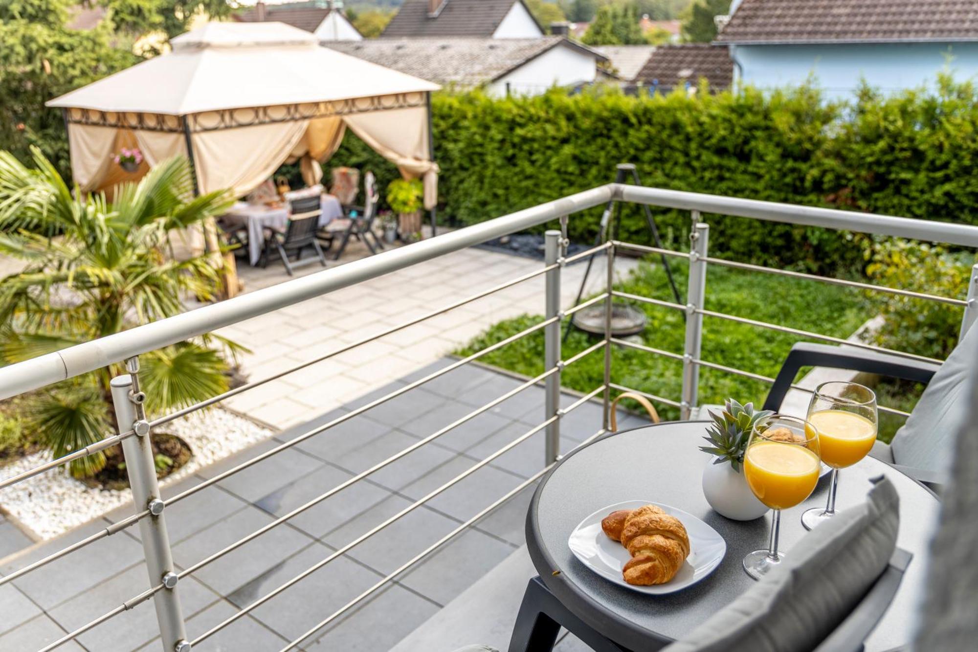 Design Apartment- 24H Self-Check-In - Bis 4 Pers - Parkplatz - Wifi - Balkon -Terrasse - In Direkter Weihernaehe - Radwege Schiffweiler Экстерьер фото