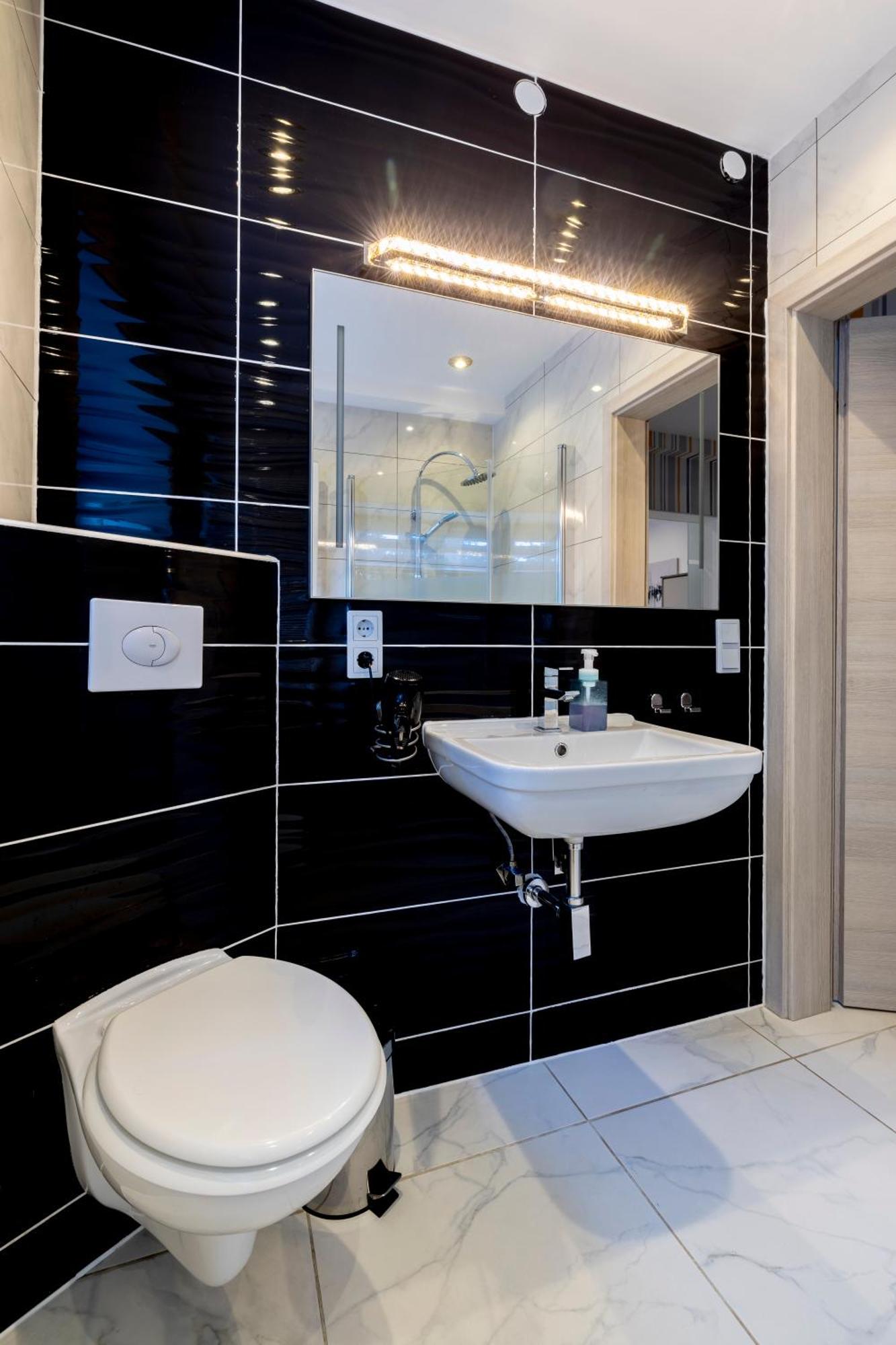 Design Apartment- 24H Self-Check-In - Bis 4 Pers - Parkplatz - Wifi - Balkon -Terrasse - In Direkter Weihernaehe - Radwege Schiffweiler Экстерьер фото