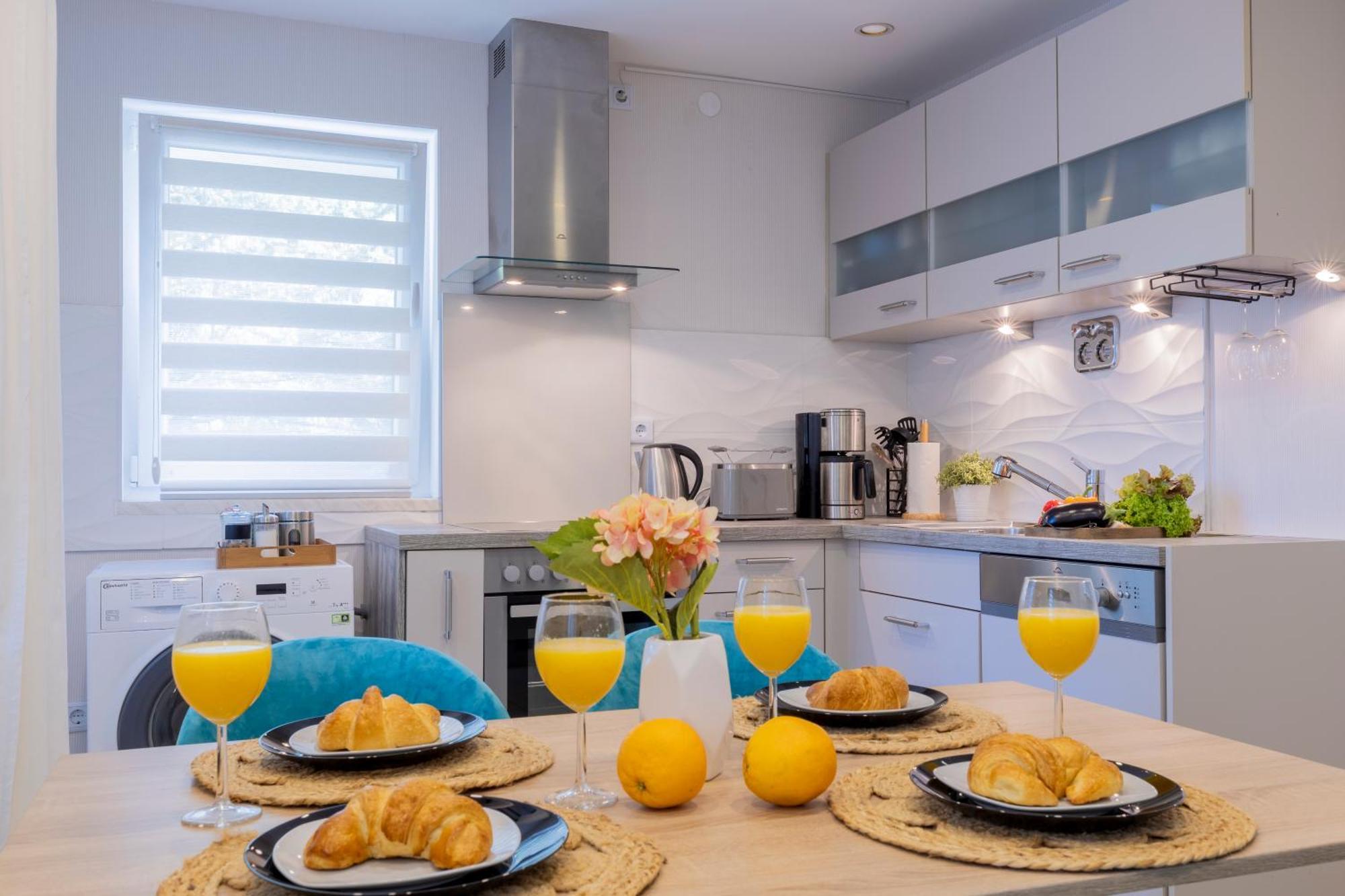 Design Apartment- 24H Self-Check-In - Bis 4 Pers - Parkplatz - Wifi - Balkon -Terrasse - In Direkter Weihernaehe - Radwege Schiffweiler Экстерьер фото